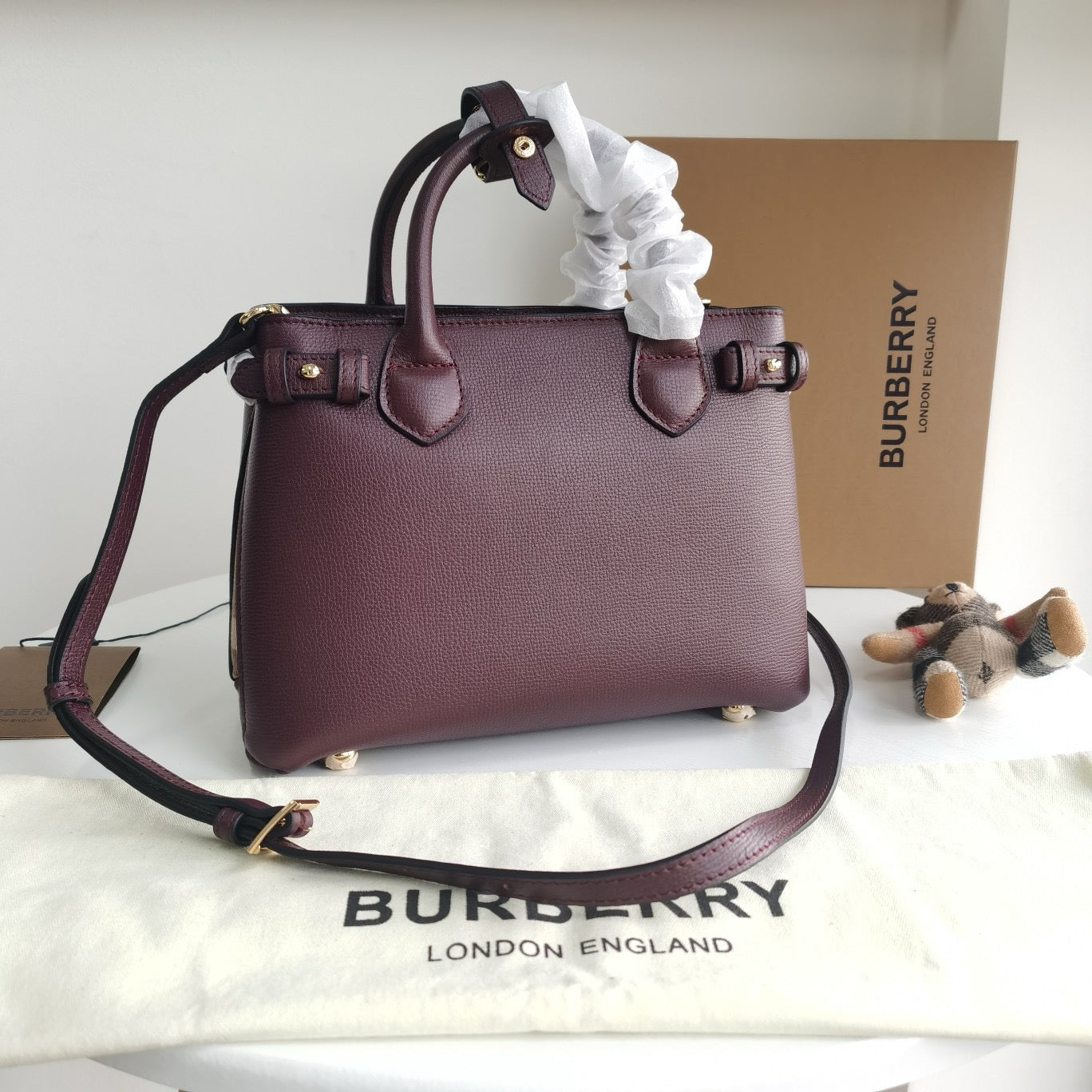 Braune, schwarze und rote Tasche