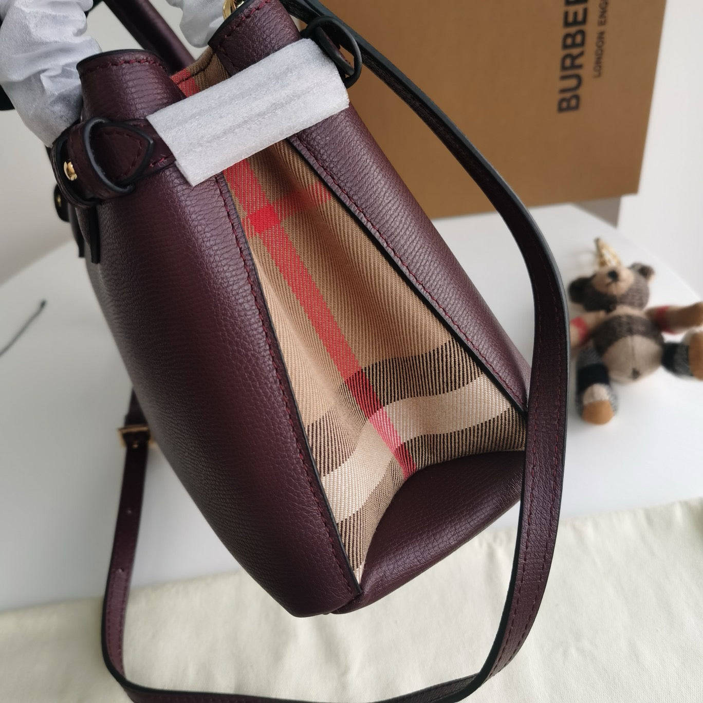 Braune, schwarze und rote Tasche