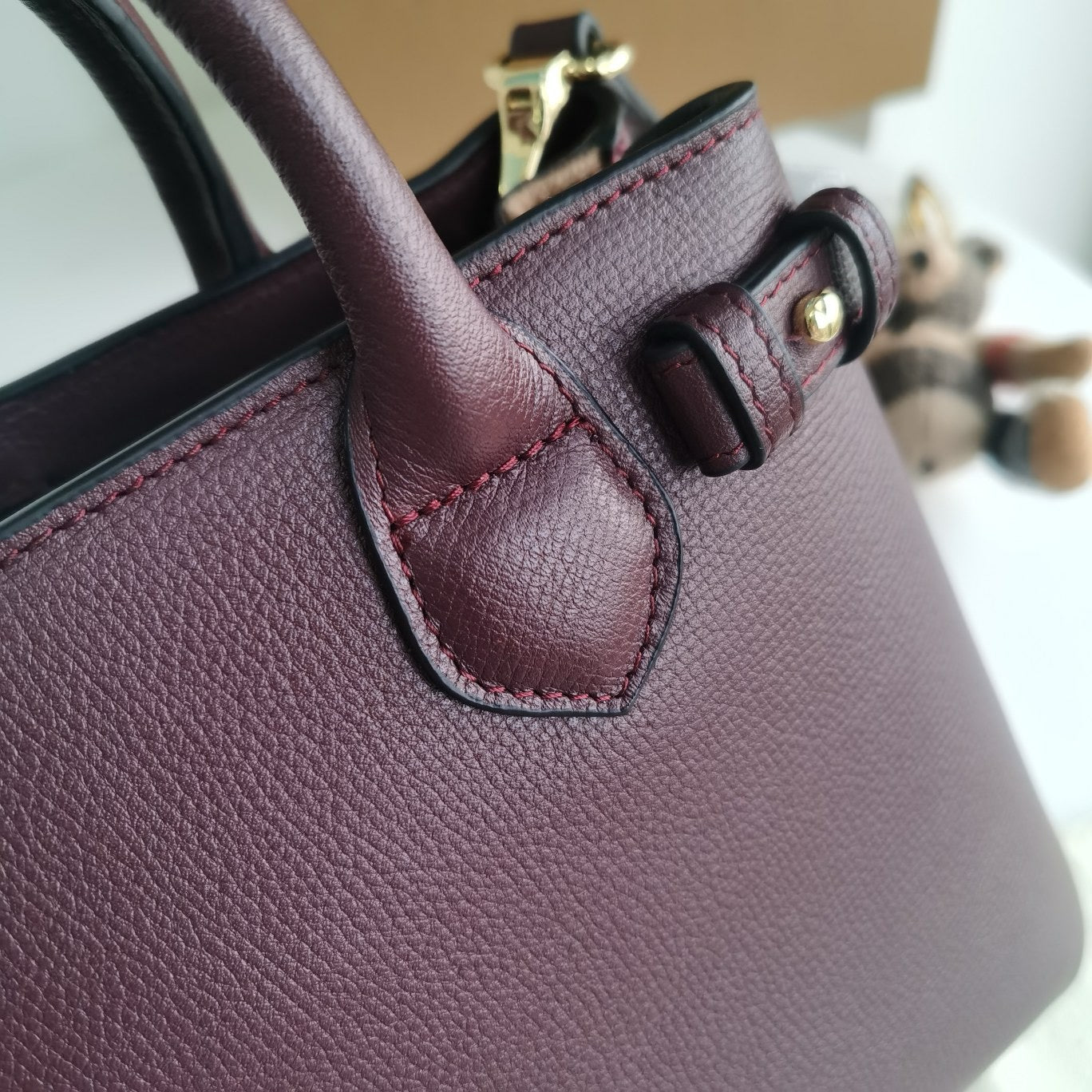 Braune, schwarze und rote Tasche