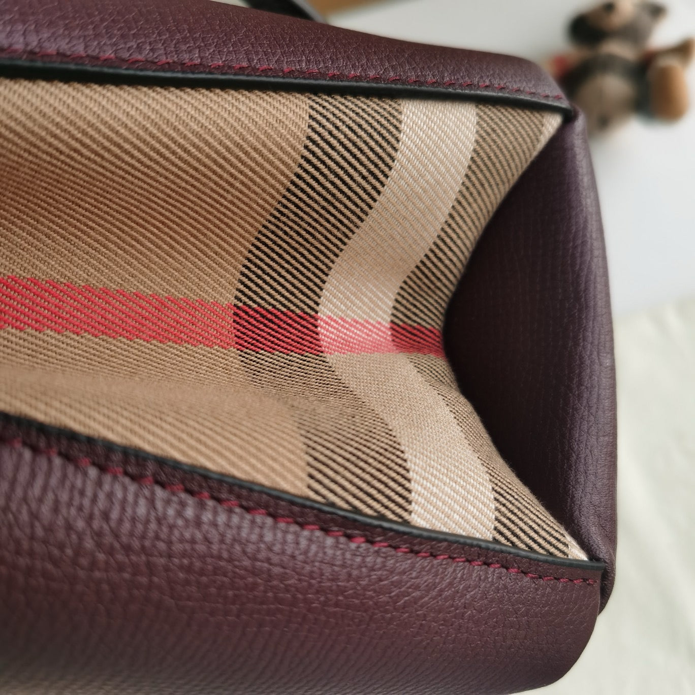 Braune, schwarze und rote Tasche