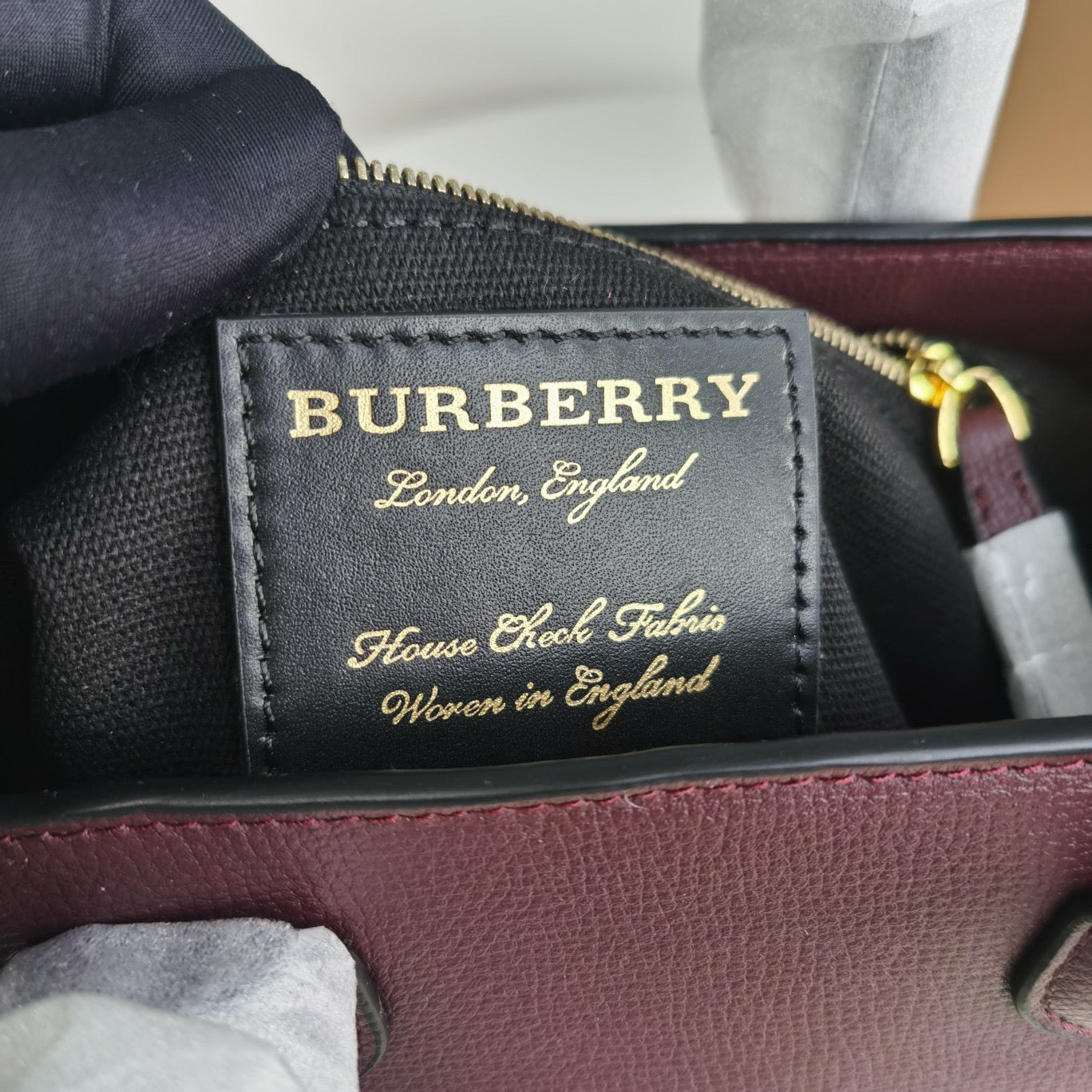 Braune, schwarze und rote Tasche