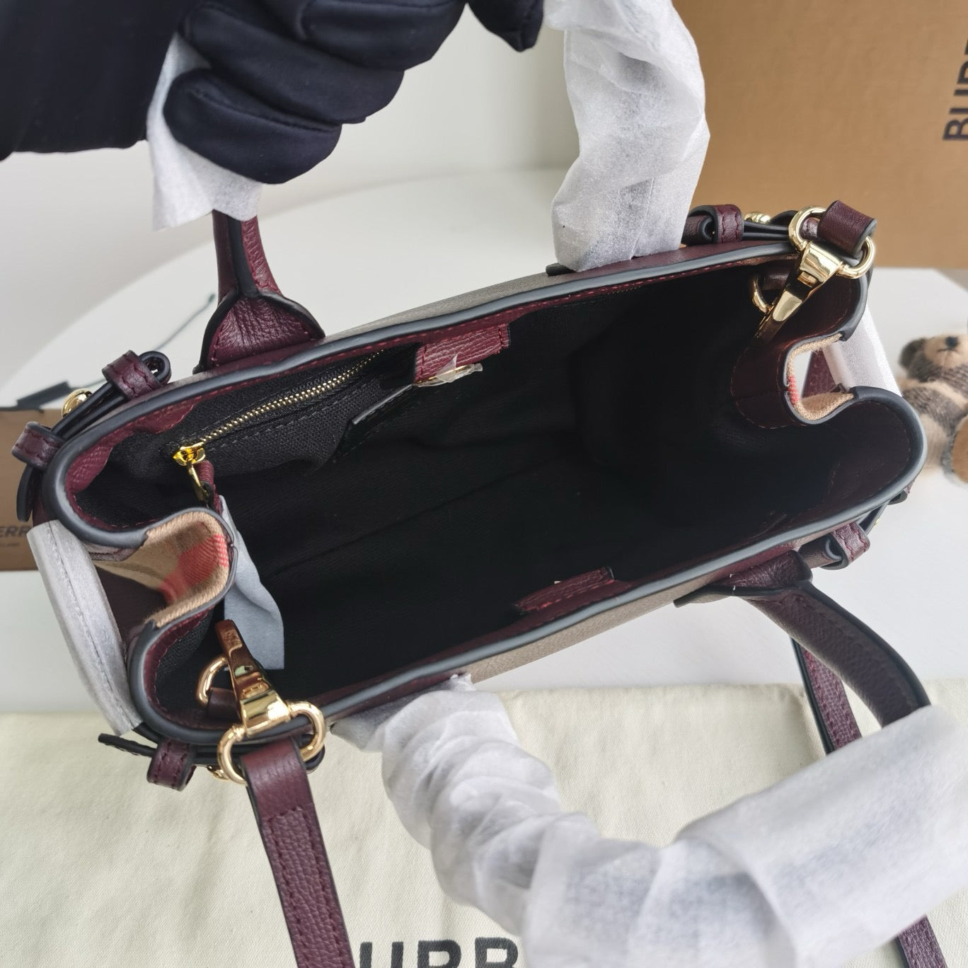 Braune, schwarze und rote Tasche