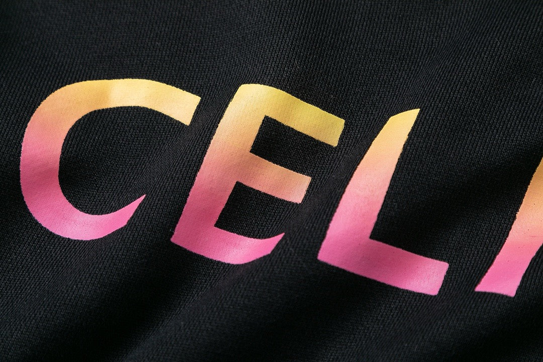 Schwarz-weißer Kapuzenpullover