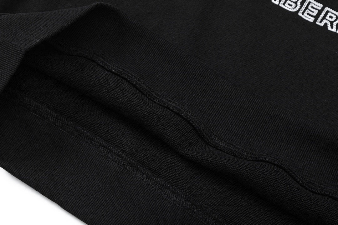 Sudadera con capucha en blanco y negro