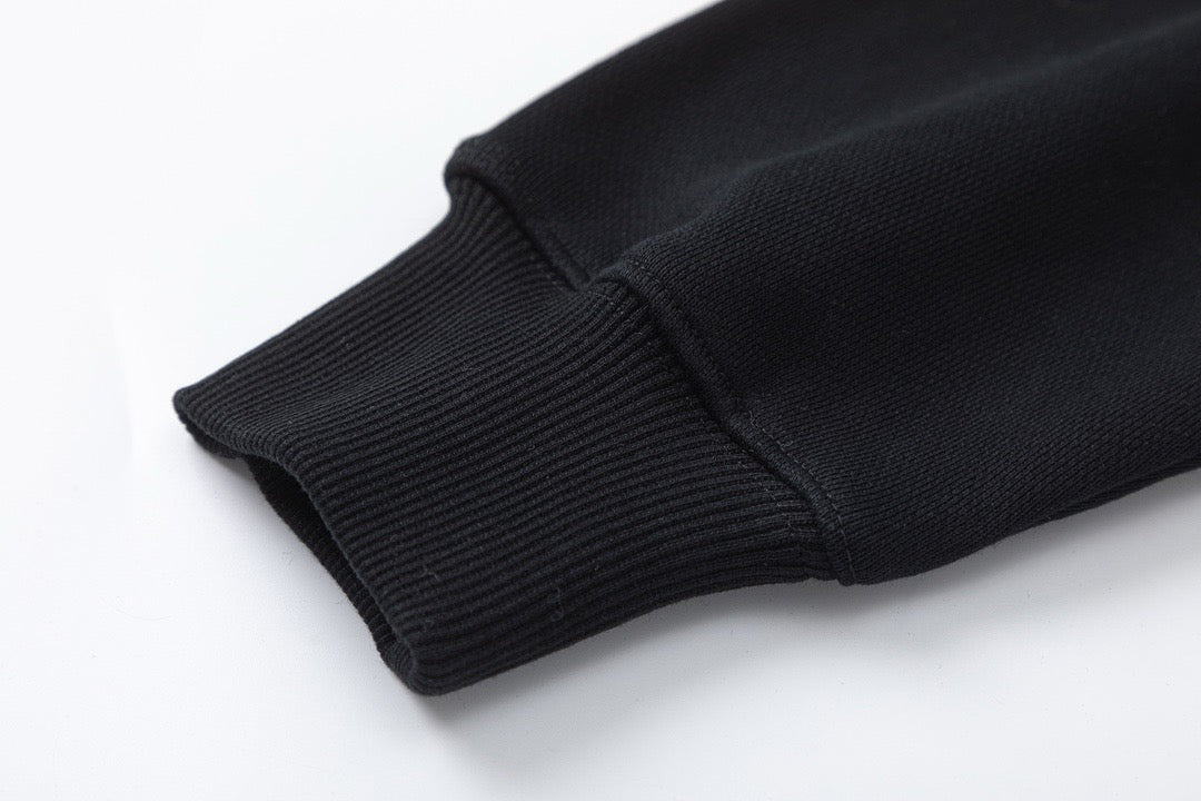 جارزة سوداء بقبعة شتوية