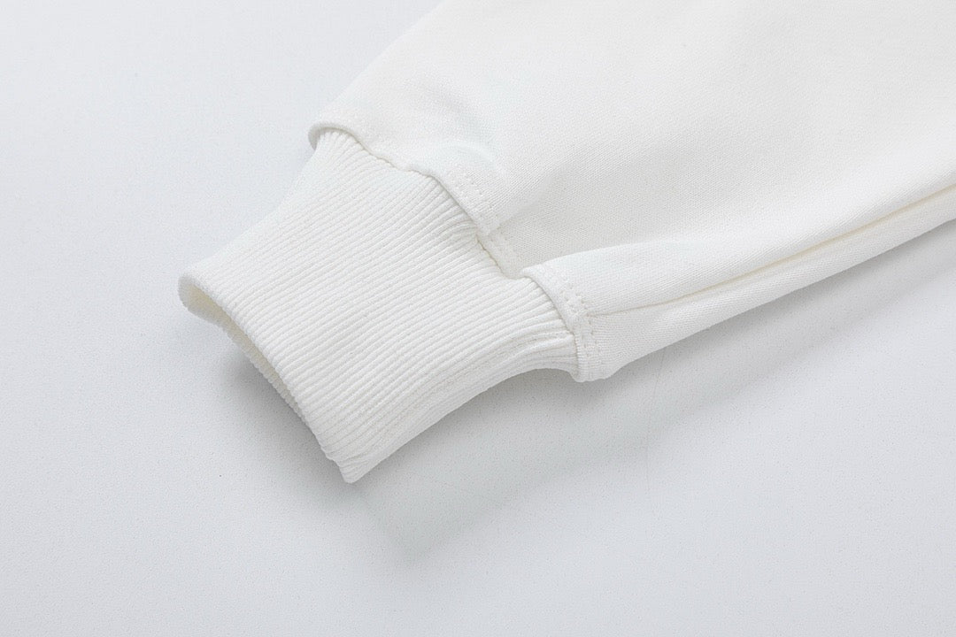Schwarz-weißer Kapuzenpullover