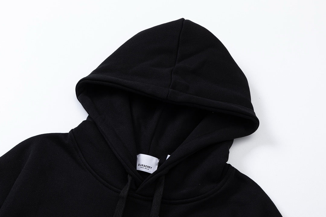 Schwarz-weißer Kapuzenpullover