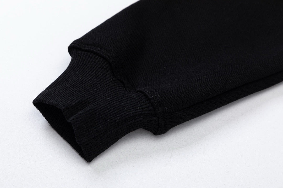 Schwarz-weißer Kapuzenpullover
