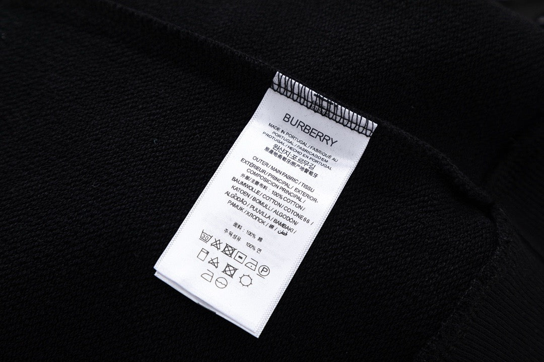 Schwarz-weißer Kapuzenpullover