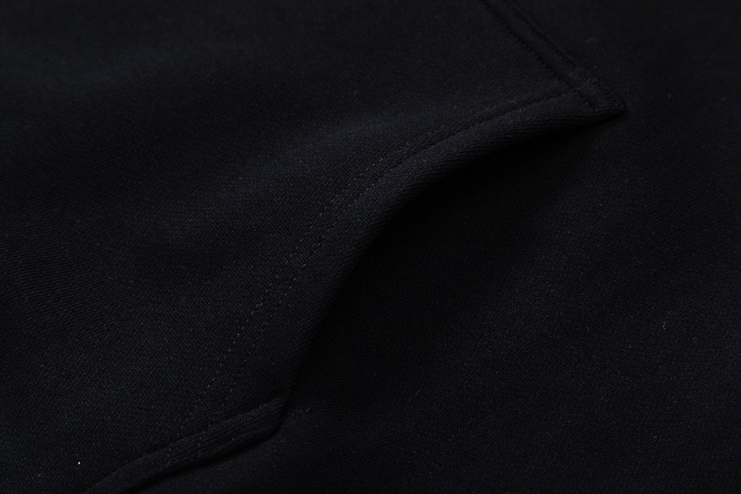 Schwarz-weißer Kapuzenpullover