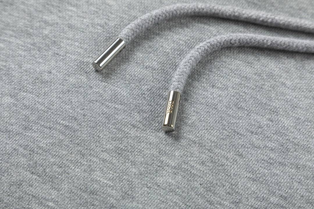 Schwarz-grauer Kapuzenpullover
