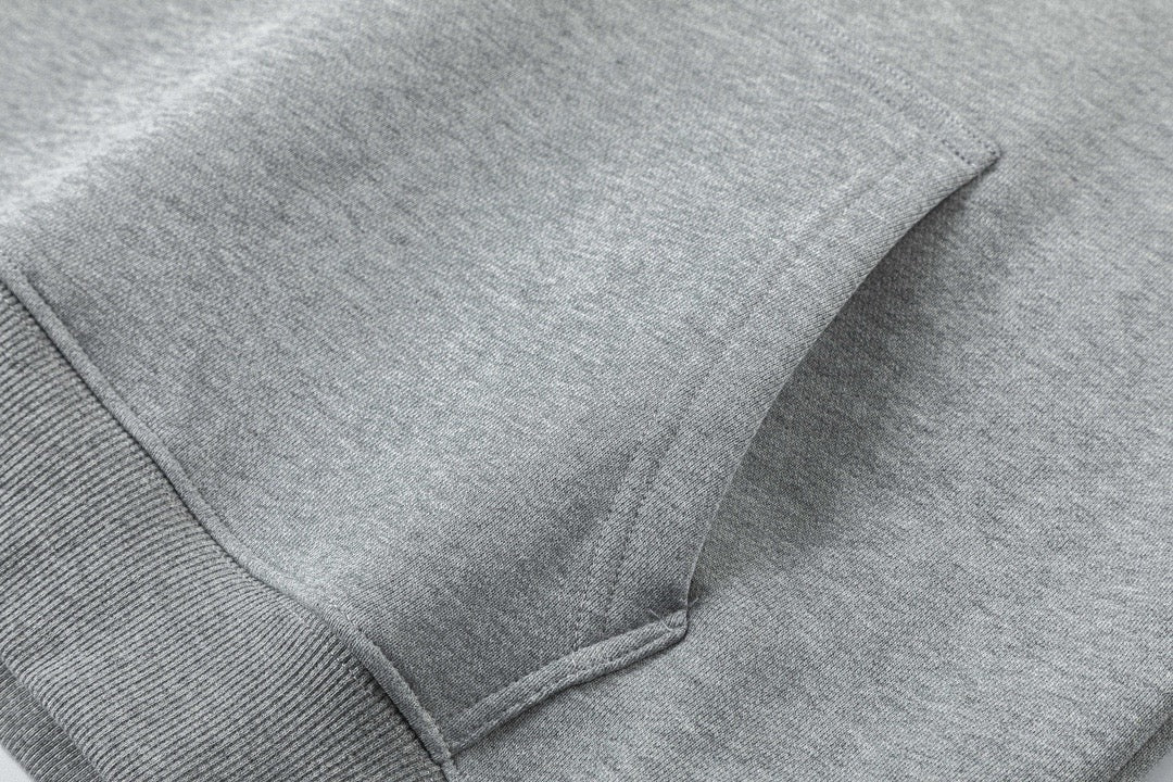 Schwarz-grauer Kapuzenpullover
