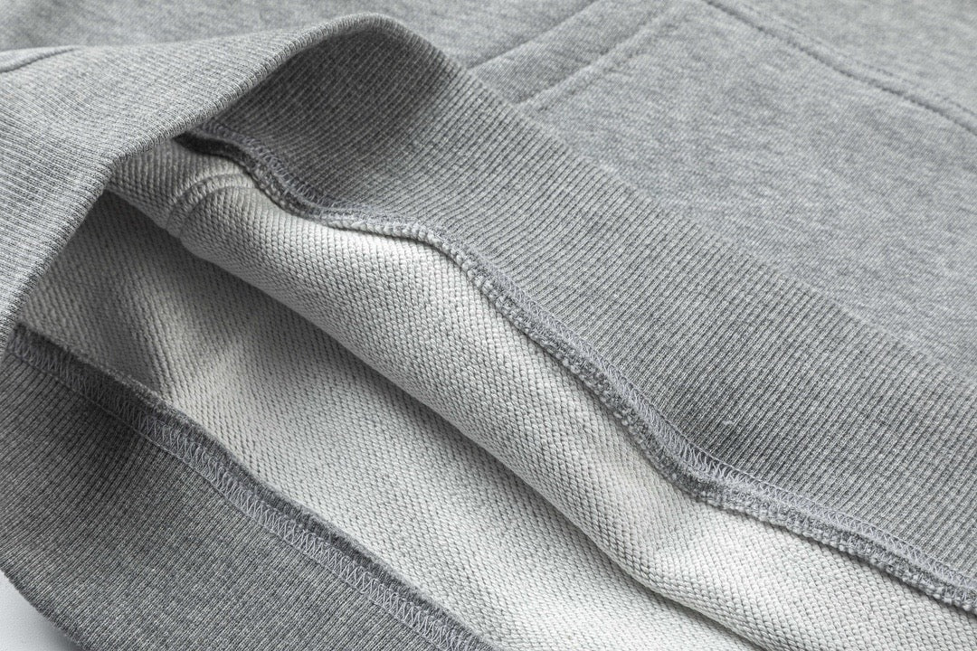 Schwarz-grauer Kapuzenpullover