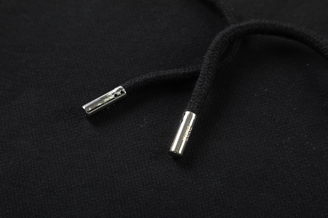 Schwarz-grauer Kapuzenpullover