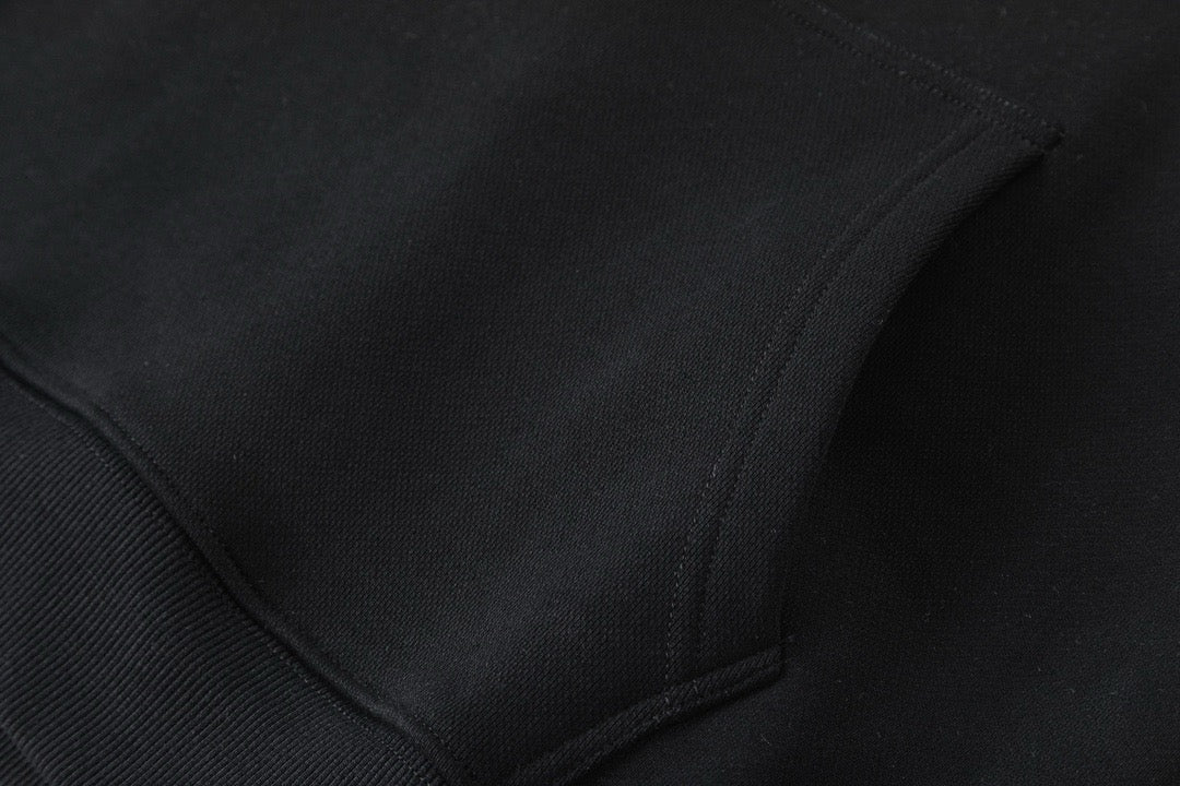 Schwarz-grauer Kapuzenpullover
