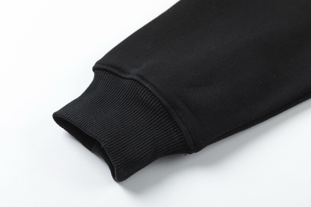 Schwarz-grauer Kapuzenpullover
