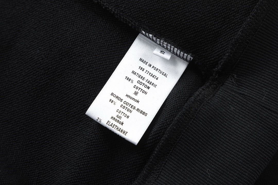 Schwarz-grauer Kapuzenpullover