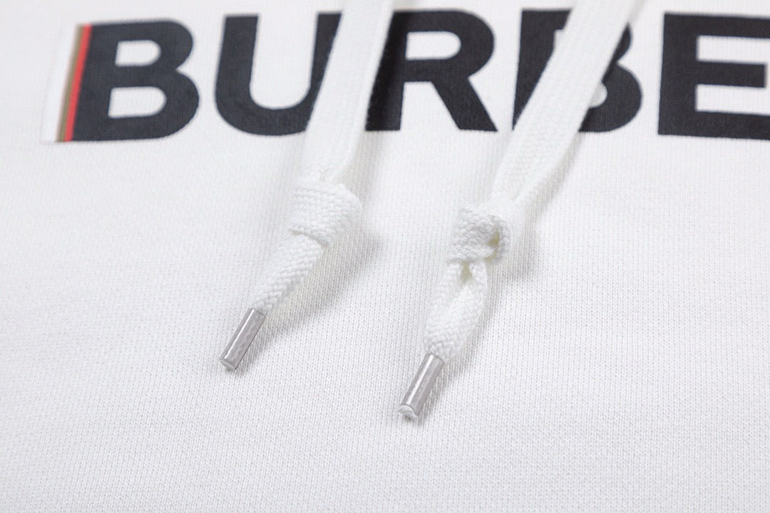 Schwarz-weißer Kapuzenpullover