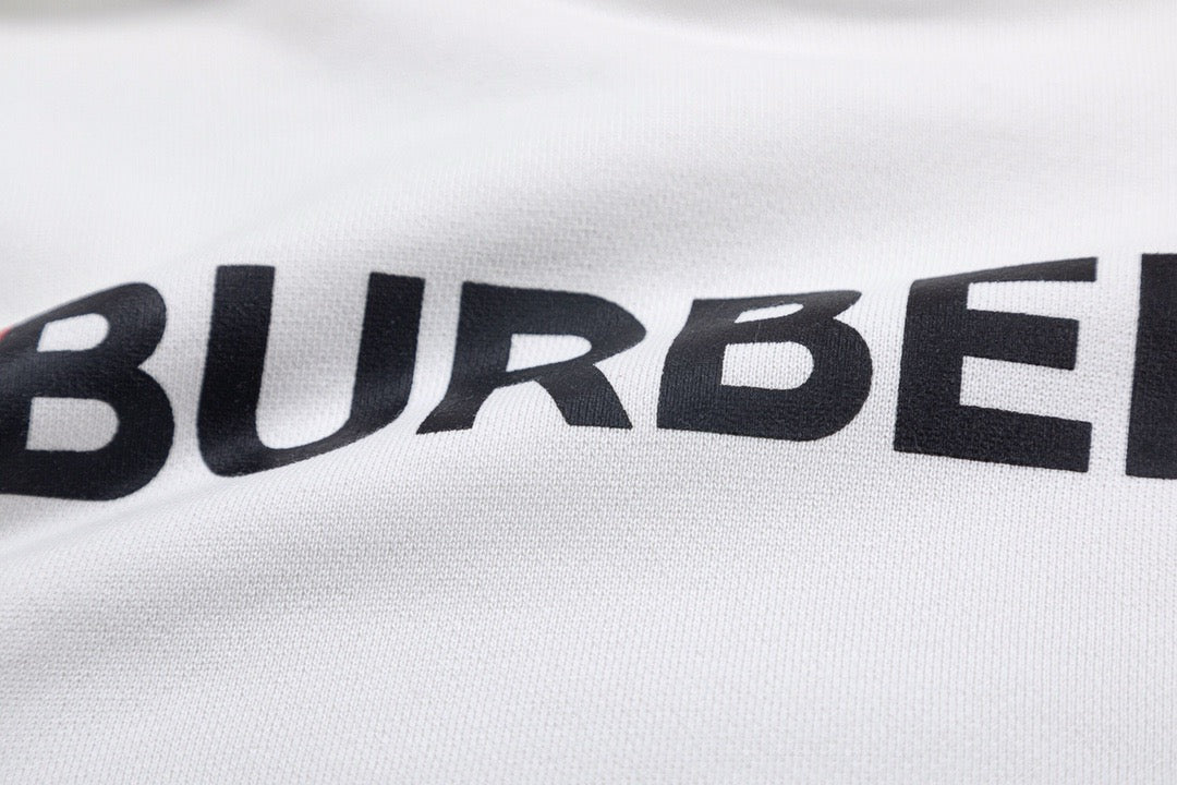 Schwarz-weißer Kapuzenpullover