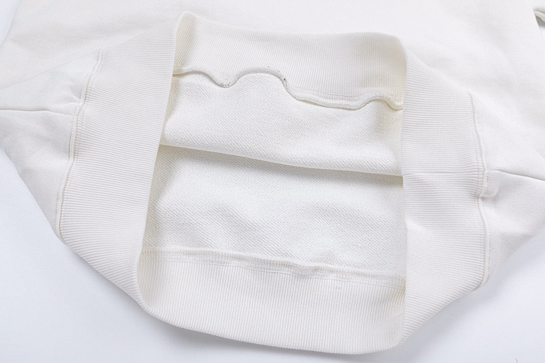 Schwarz-weißer Kapuzenpullover