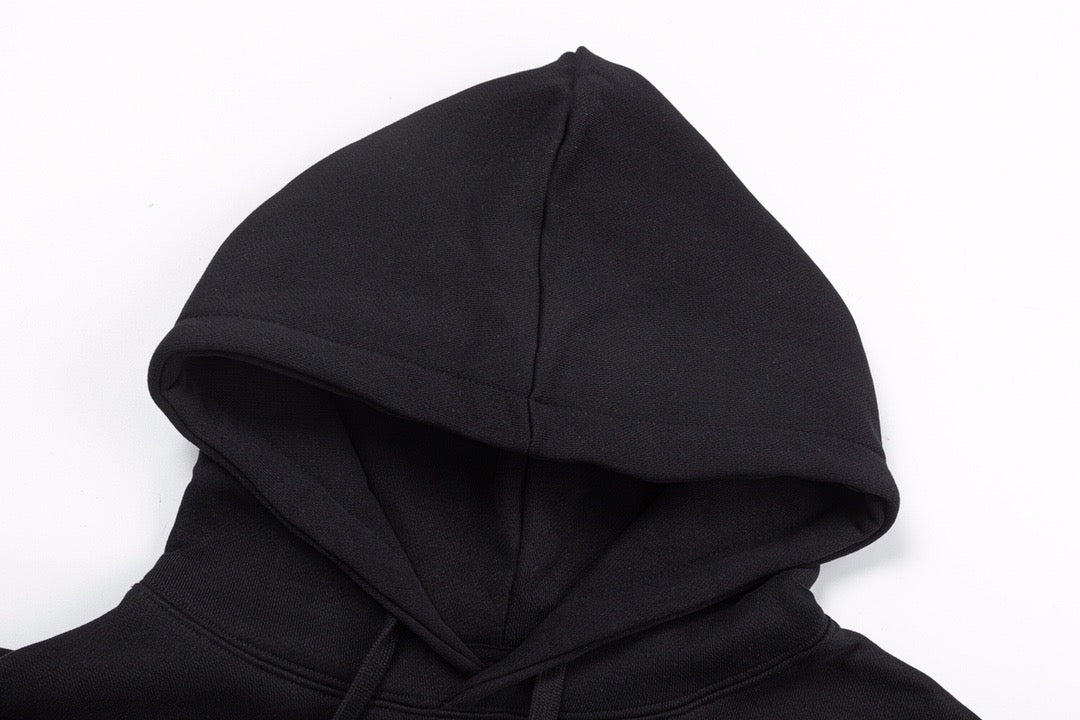 Schwarz-weißer Kapuzenpullover