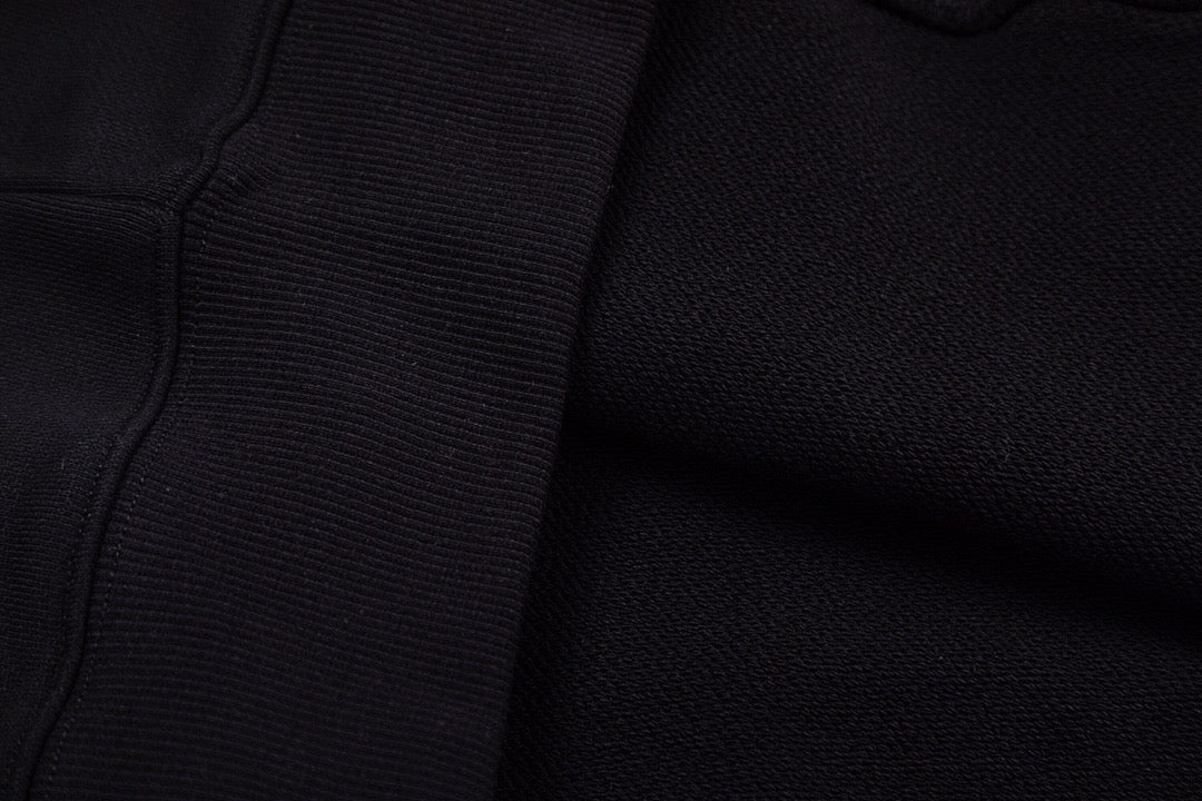 Schwarz-weißer Kapuzenpullover