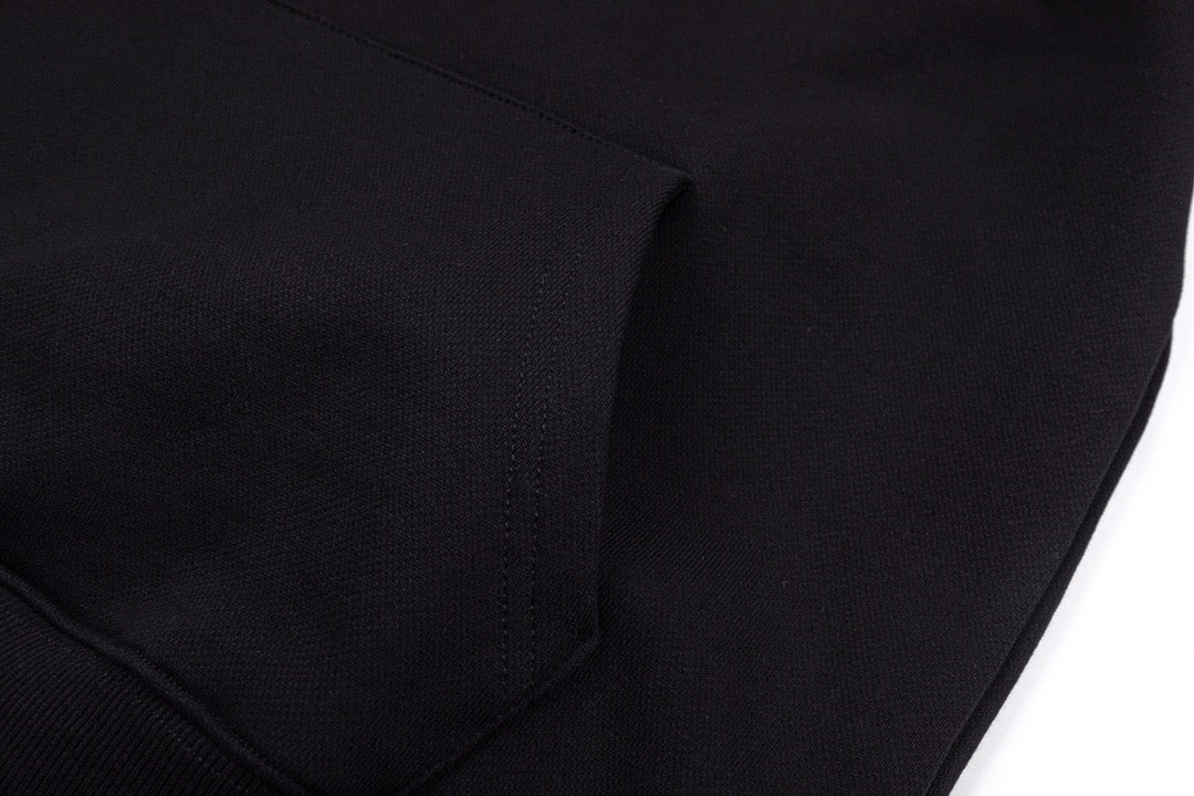 Schwarz-weißer Kapuzenpullover