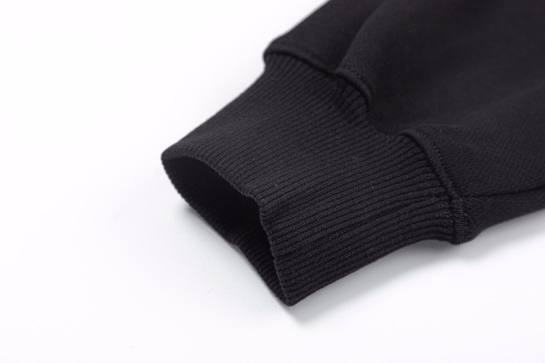 Schwarz-weißer Kapuzenpullover