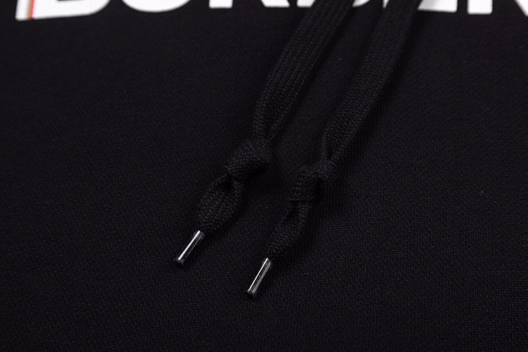 Schwarz-weißer Kapuzenpullover