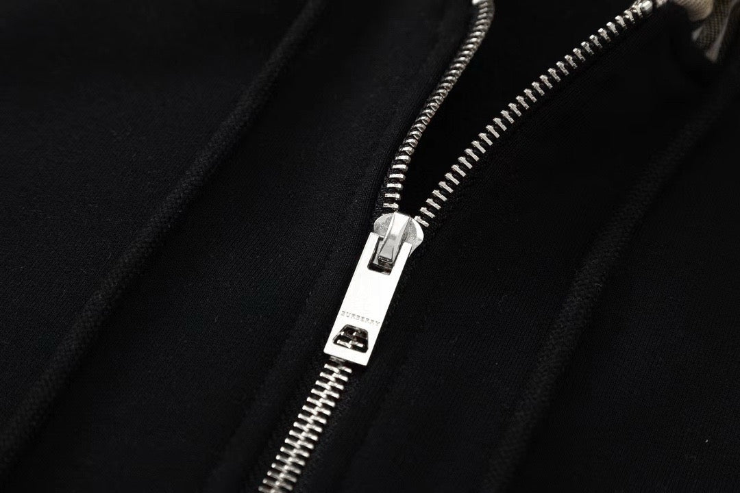 Schwarz-grauer Kapuzenpullover
