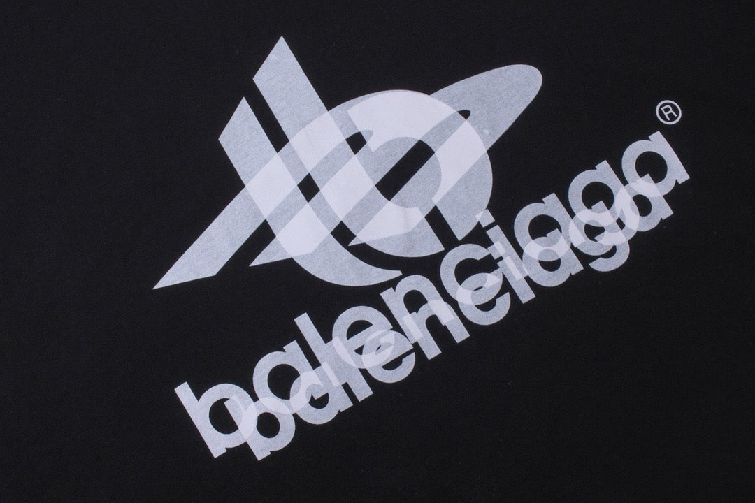 سويت شيرت باللونين الأبيض والأسود