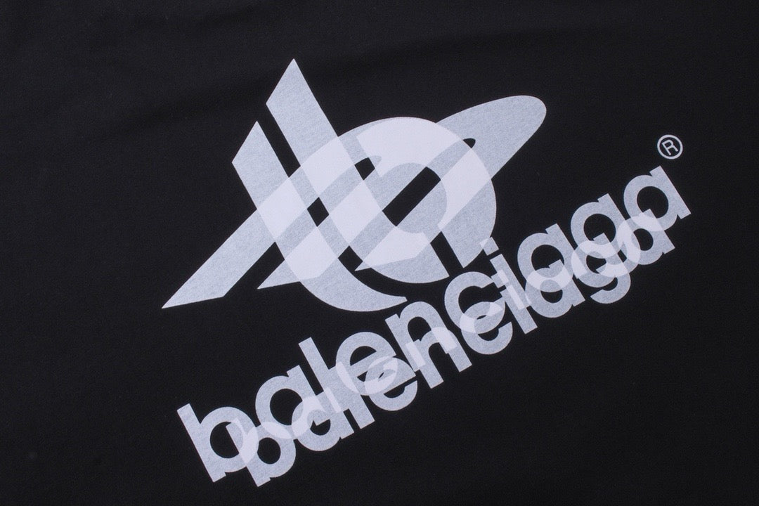 سويت شيرت باللونين الأبيض والأسود