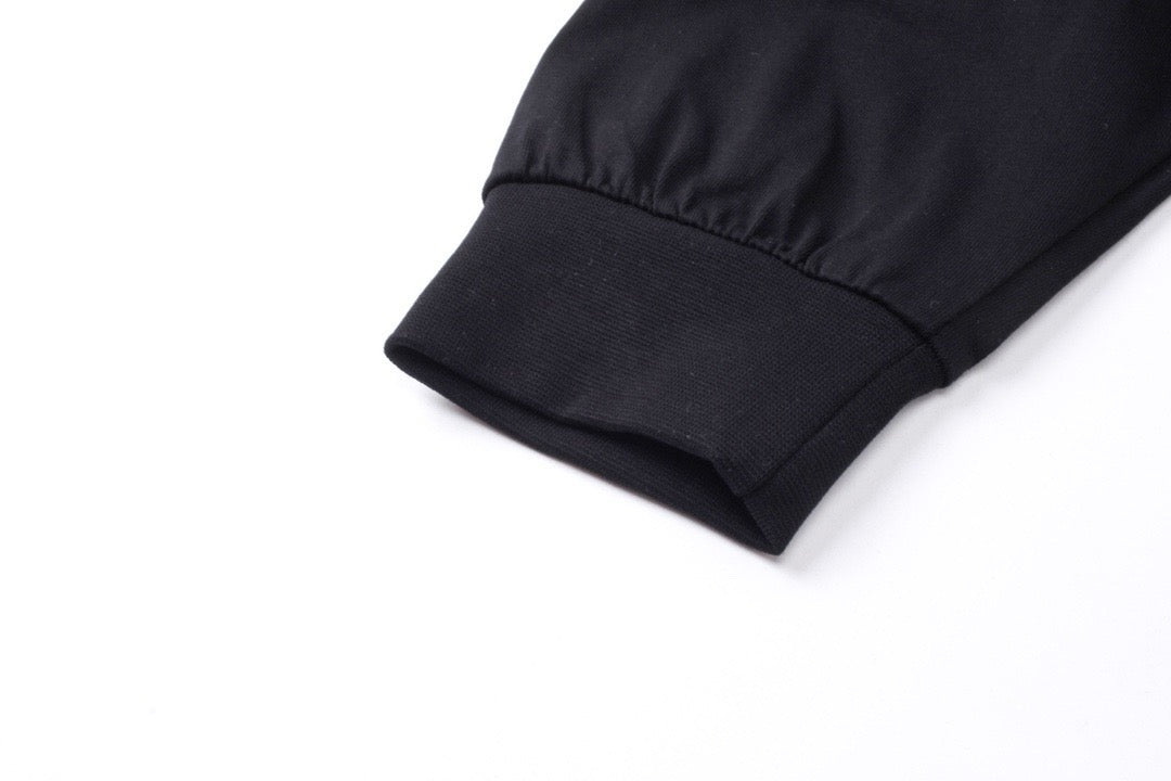 سويت شيرت باللونين الأبيض والأسود