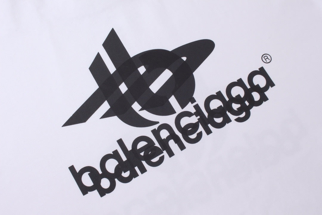 سويت شيرت باللونين الأبيض والأسود