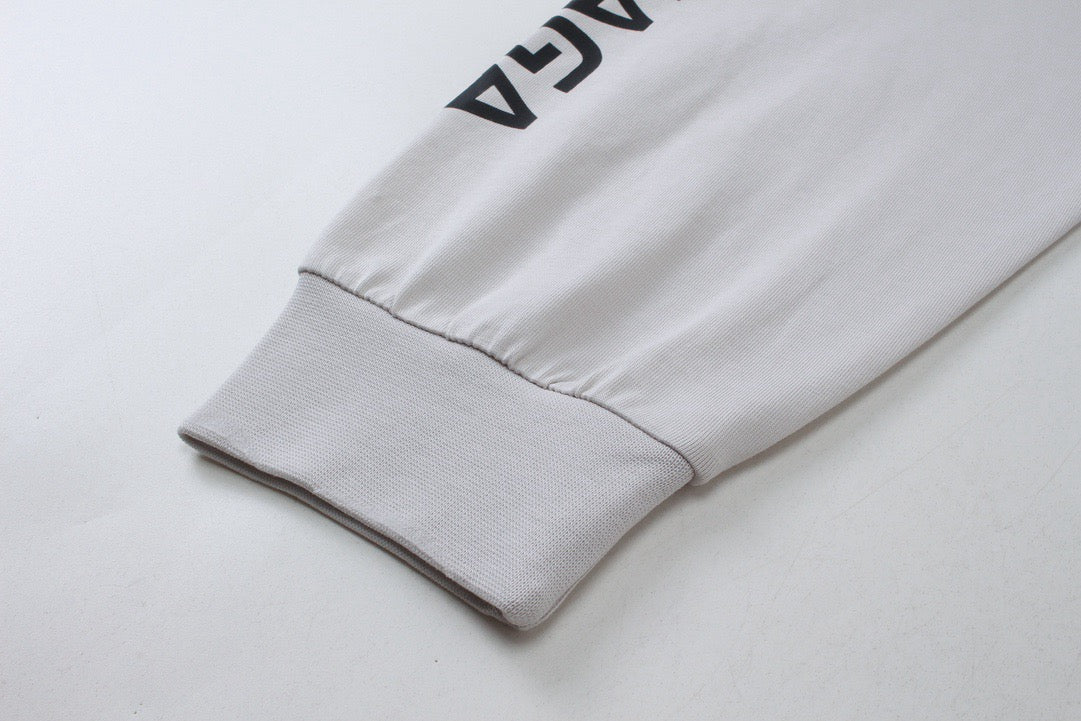 Schwarzes und graues Sweatshirt