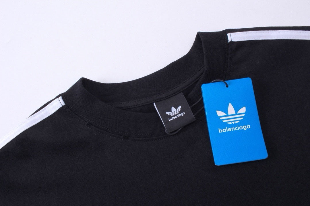 سويت شيرت أزرق وأسود وأبيض