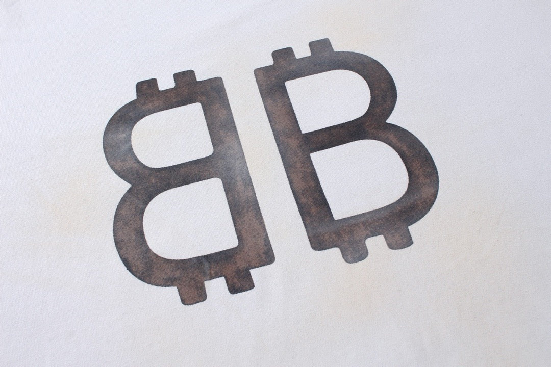 سويت شيرت باللونين الأبيض والأسود