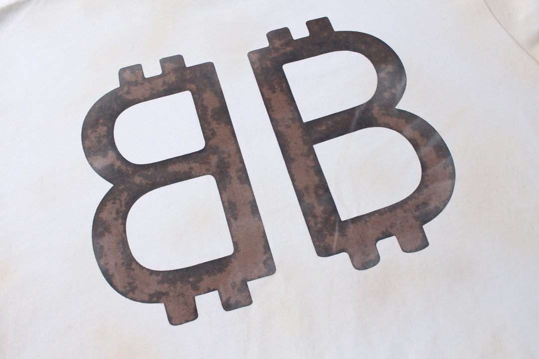 سويت شيرت باللونين الأبيض والأسود