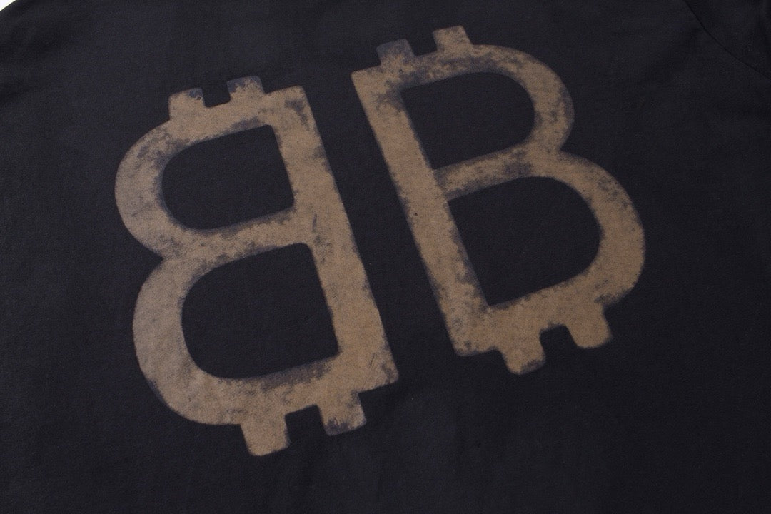 سويت شيرت باللونين الأبيض والأسود