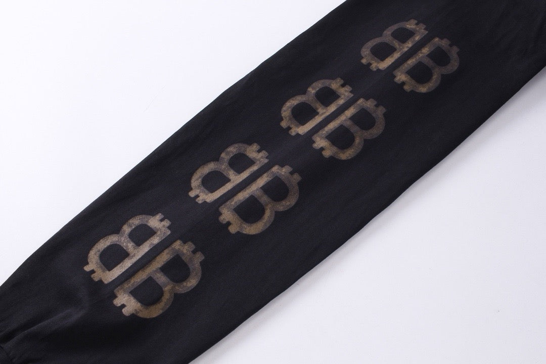 سويت شيرت باللونين الأبيض والأسود