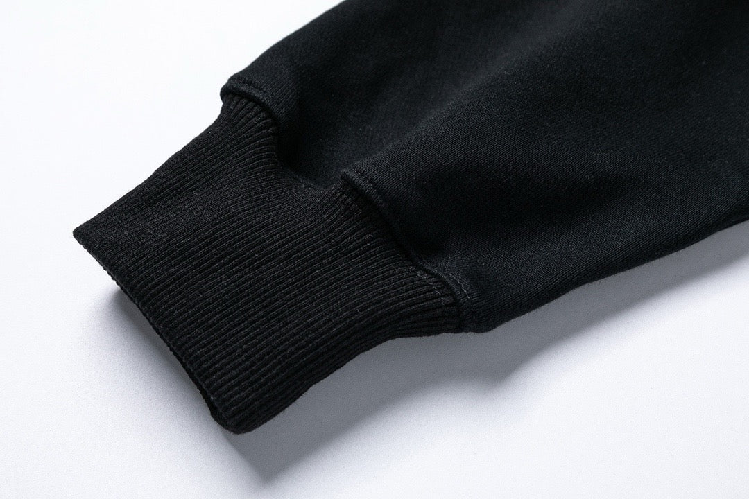 Schwarz-weißer Kapuzenpullover