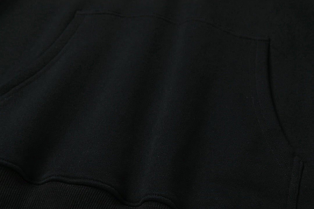 Schwarz-weißer Kapuzenpullover
