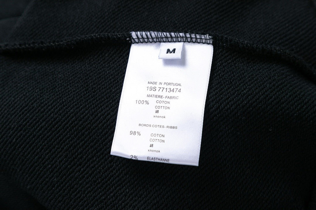 Schwarz-weißer Kapuzenpullover
