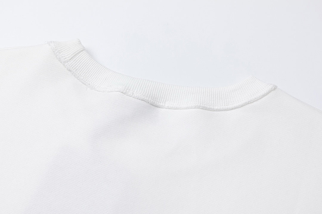 سويت شيرت باللونين الأبيض والأسود