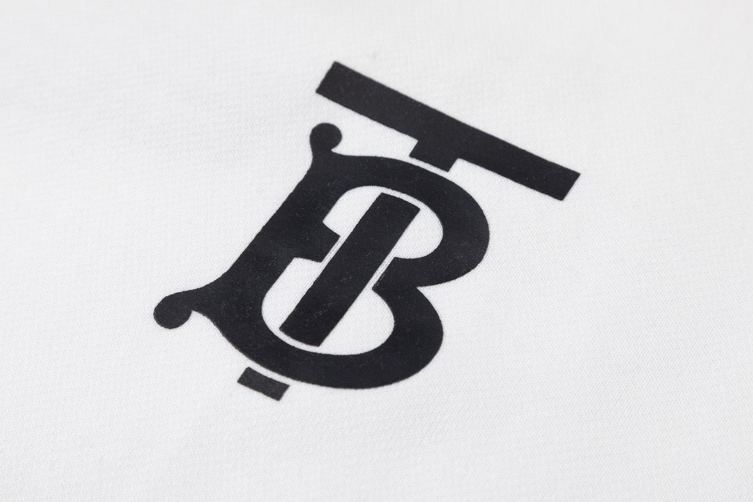 سويت شيرت باللونين الأبيض والأسود