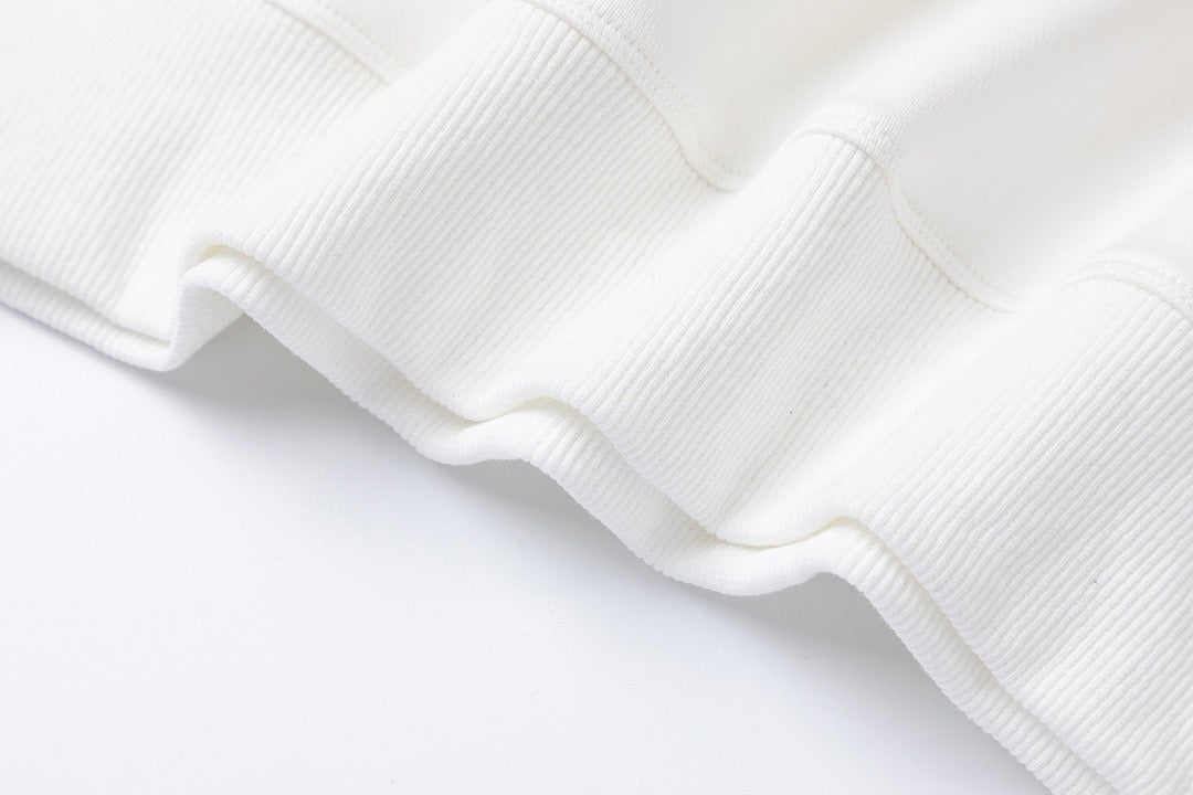 سويت شيرت باللونين الأبيض والأسود