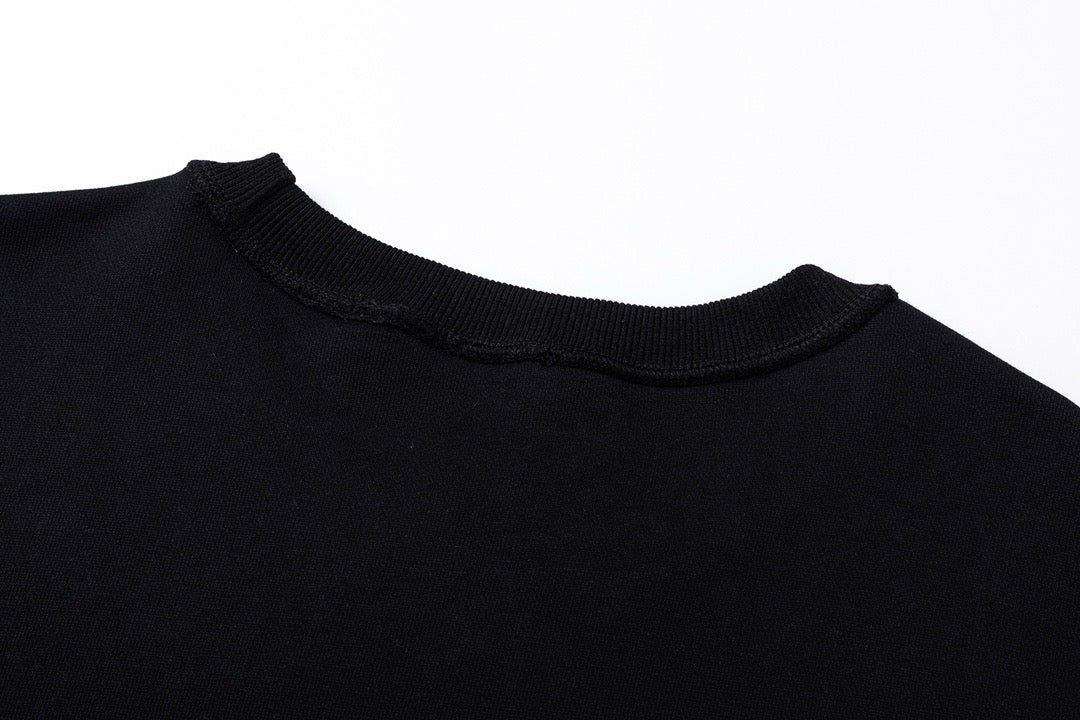 سويت شيرت باللونين الأبيض والأسود