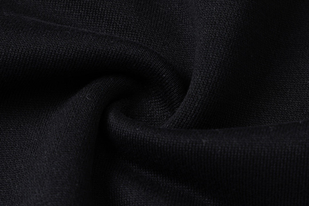 سويت شيرت باللونين الأبيض والأسود