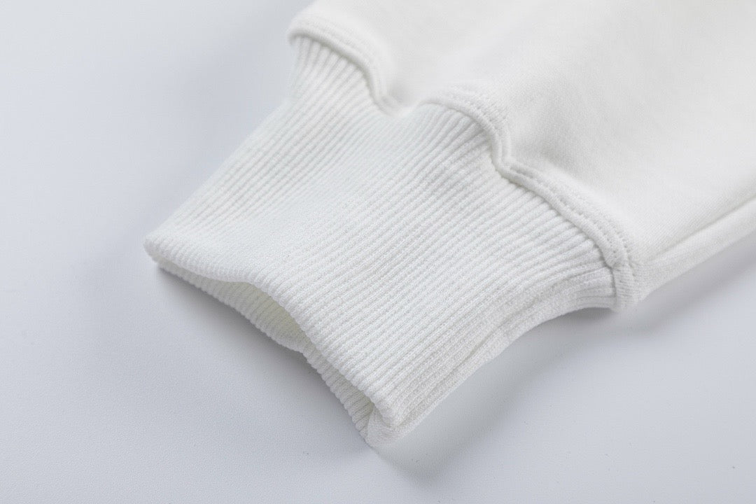 سويت شيرت باللونين الأبيض والأسود