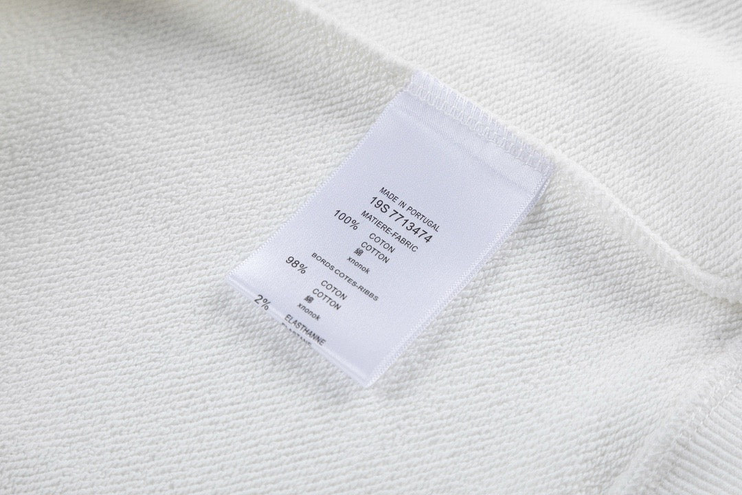 سويت شيرت باللونين الأبيض والأسود